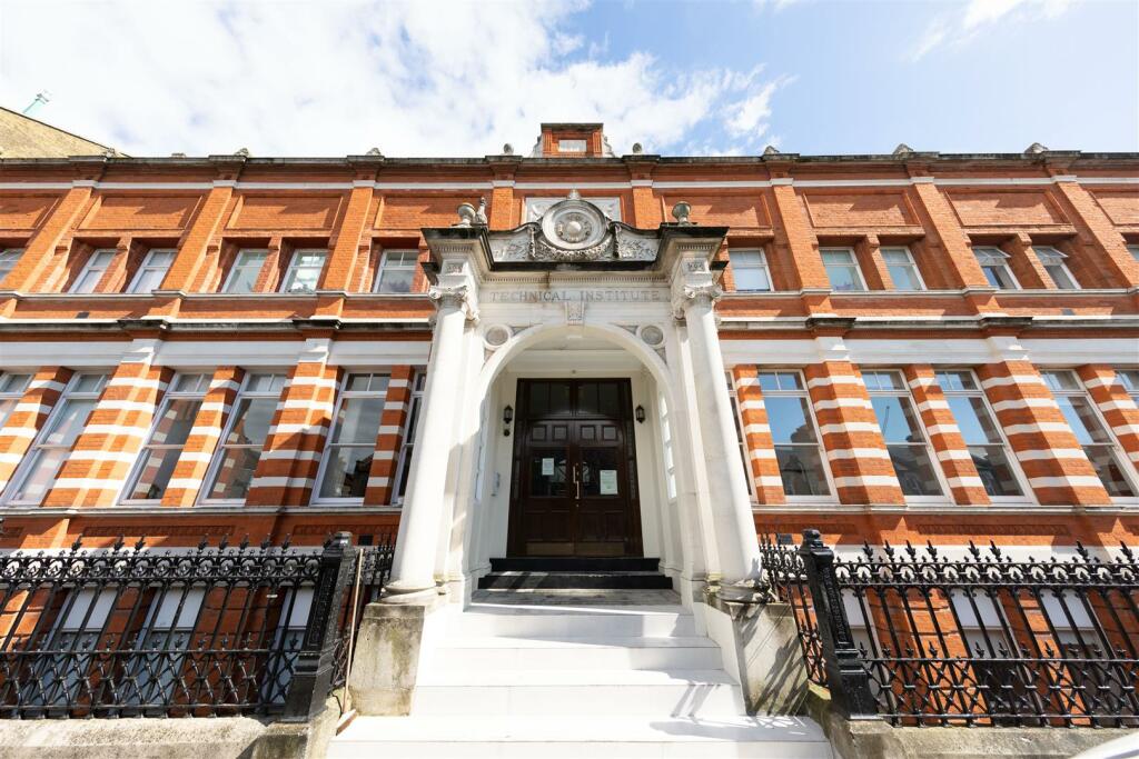 Adelaide Road, E10