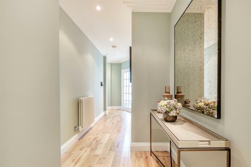 8515327-interior16.jpg