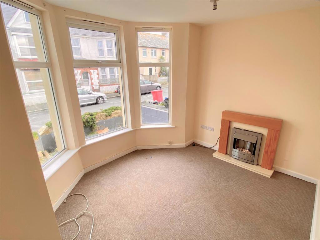 2, 8 Mayfield Road Lounge