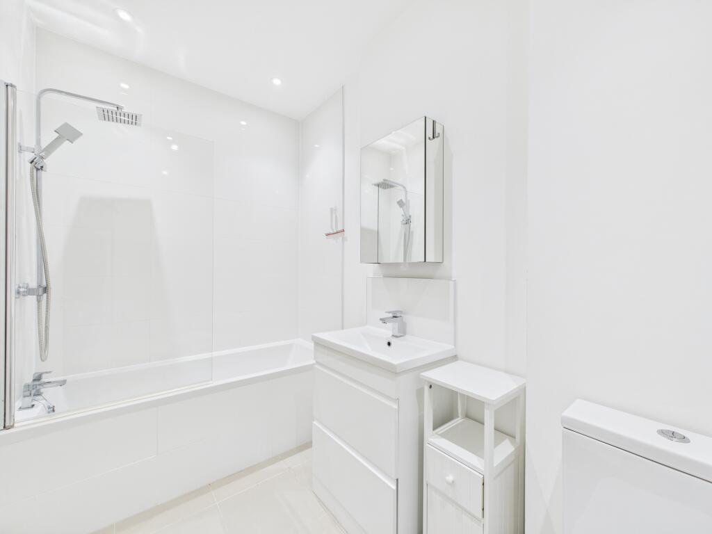 CAM04018G0-PR0393-STILL006