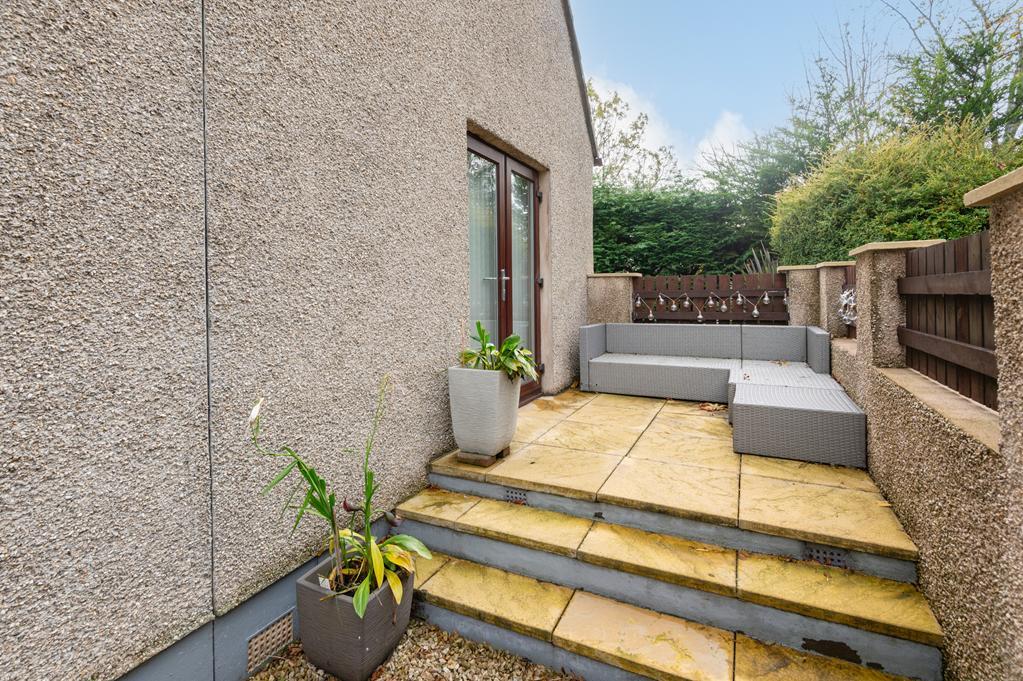 SIDE PATIO