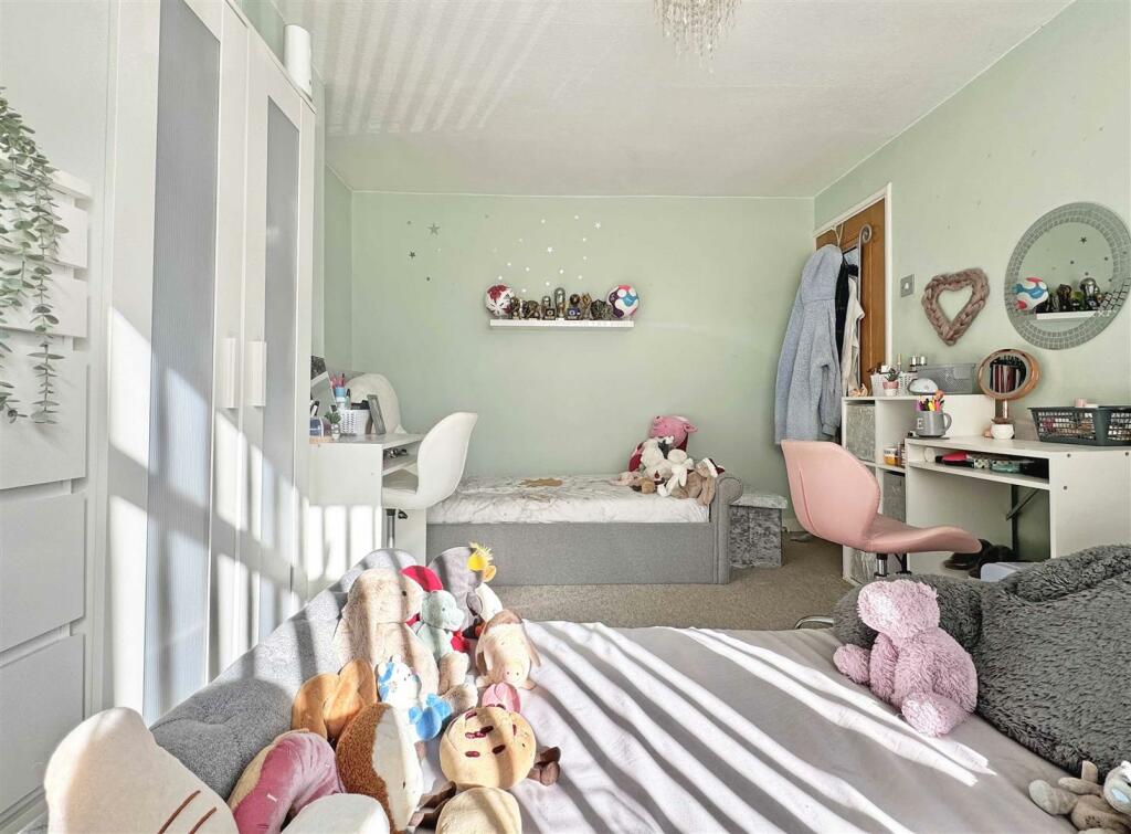 Bedroom 1b.jpg