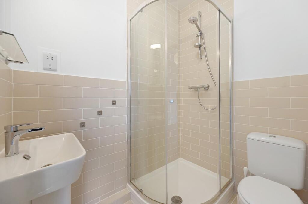 RCFBL= hale gardens- bedroom B ensuite 3 (1).jpg