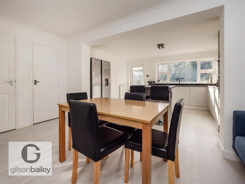 24AylesburyClose-26.jpg