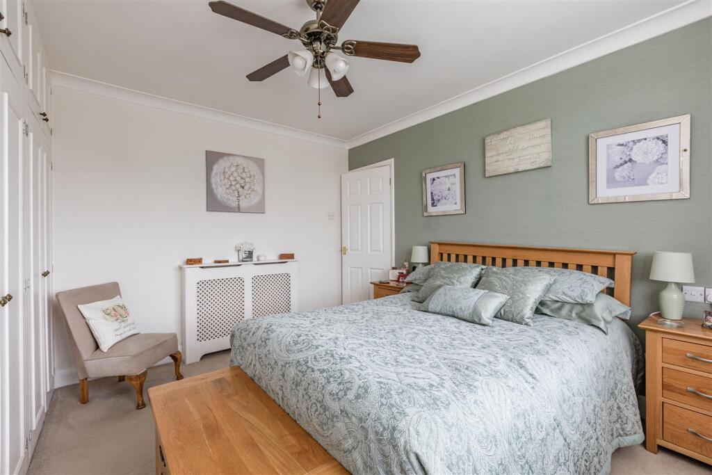 26 School Lane, Addlestone, KT15 1TB - 23.jpg