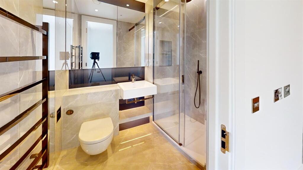 Cascades-White-City-Bathroom.jpg
