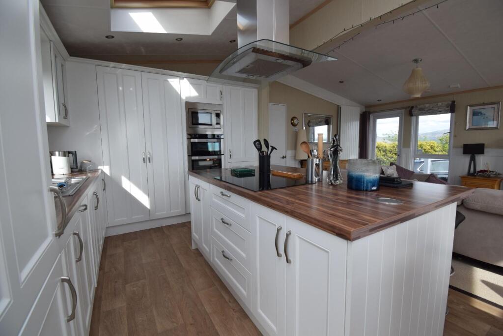 Kitchen (2).JPG