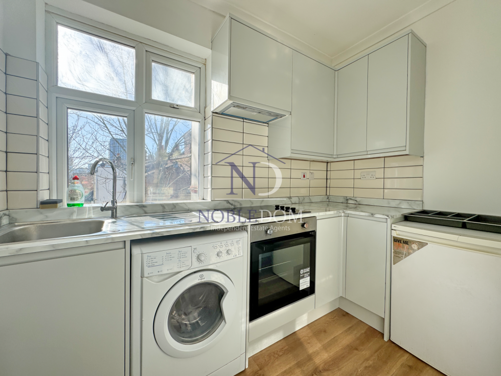 3 BEDROOM SPLIT LEVEL FLAT IN HOUNSLOW