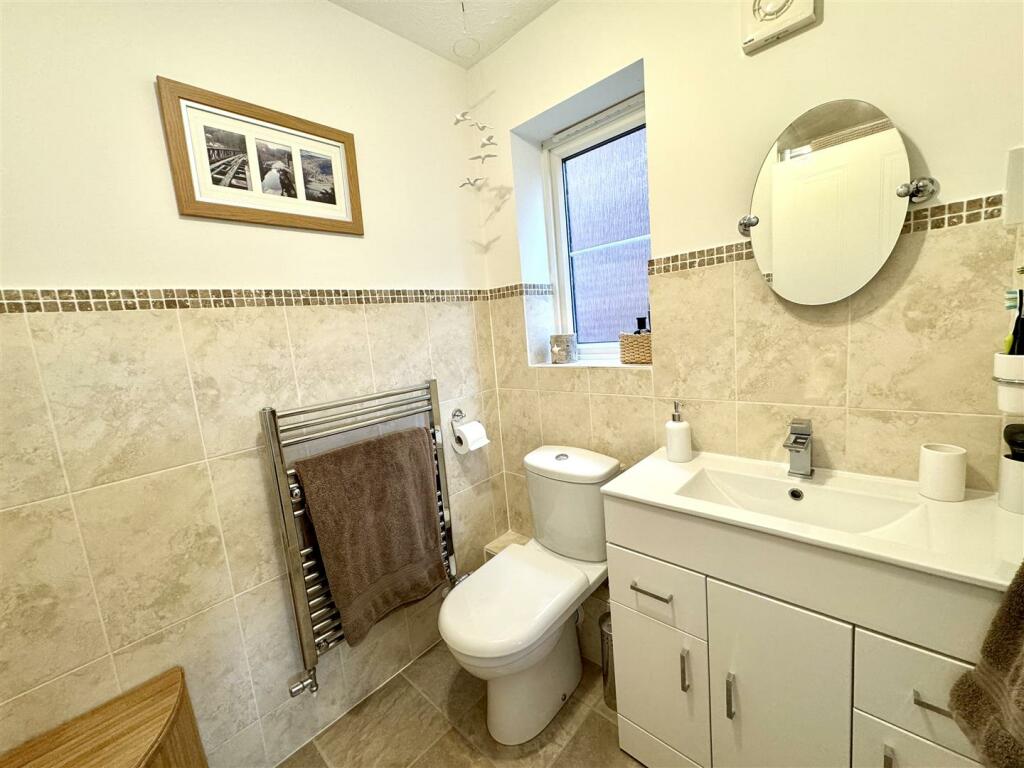 EN-SUITE SHOWER ROOM