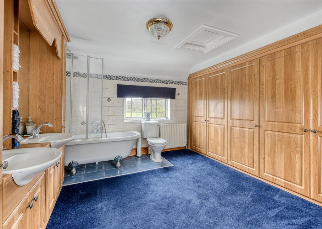 Natsfield House-bed1 ensuite1.jpg