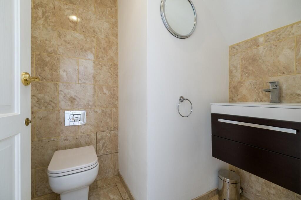 1440px-Brambles-1...