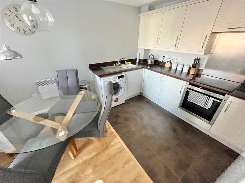 Kitchen / Dining Area