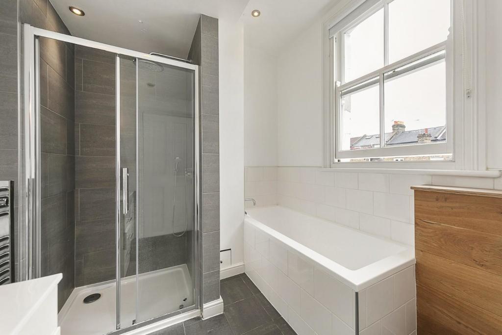 Bathroom (2).jpg
