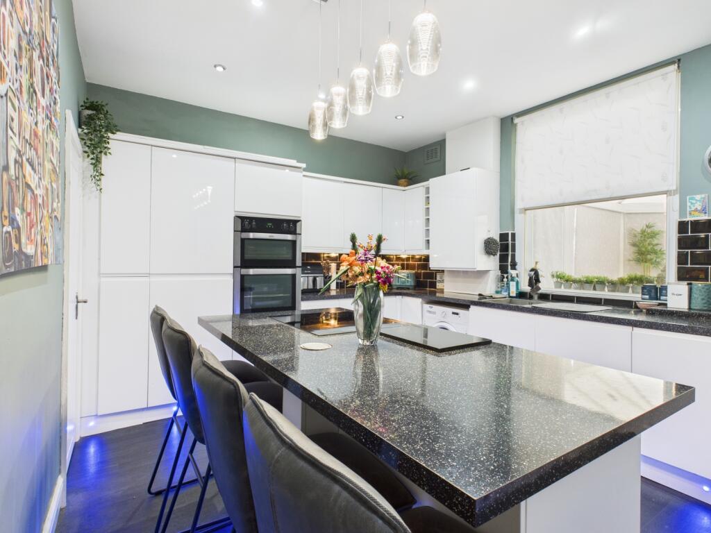 CAM03729G0-PR0189-STILL010