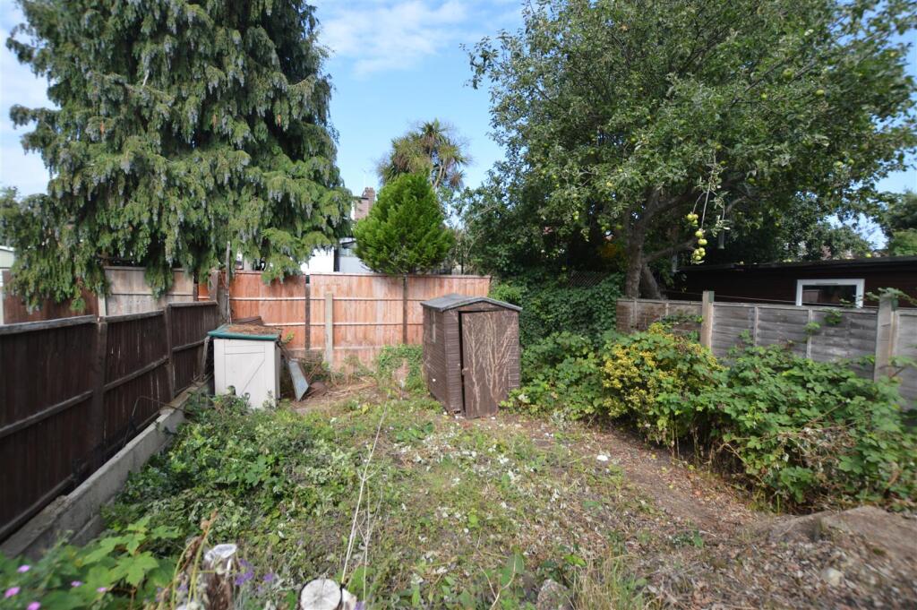 102 Wills Crescent garden to rear new.JPG