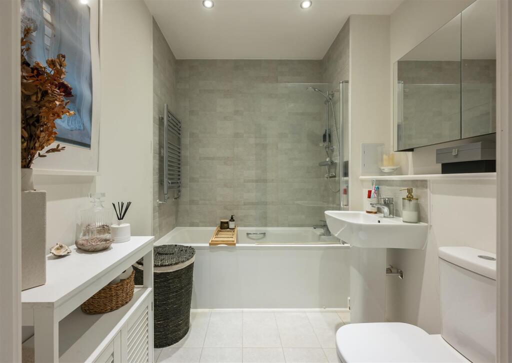 Merriam Close, E4