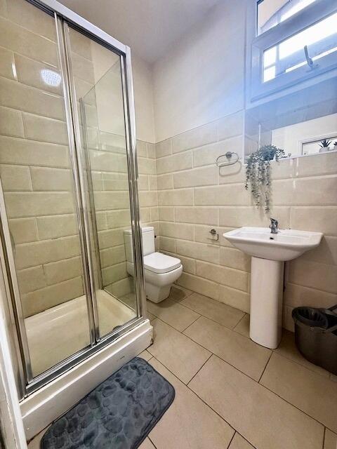A clean and modern bathroom featuring a corner ...