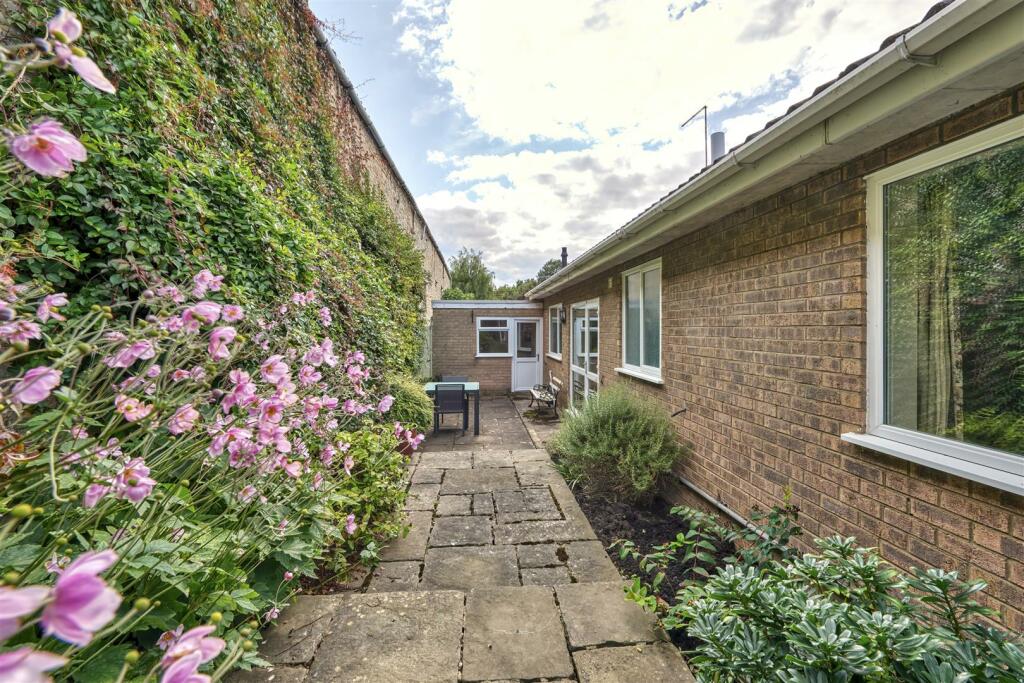 11 Danford Close Oundle-3.jpg