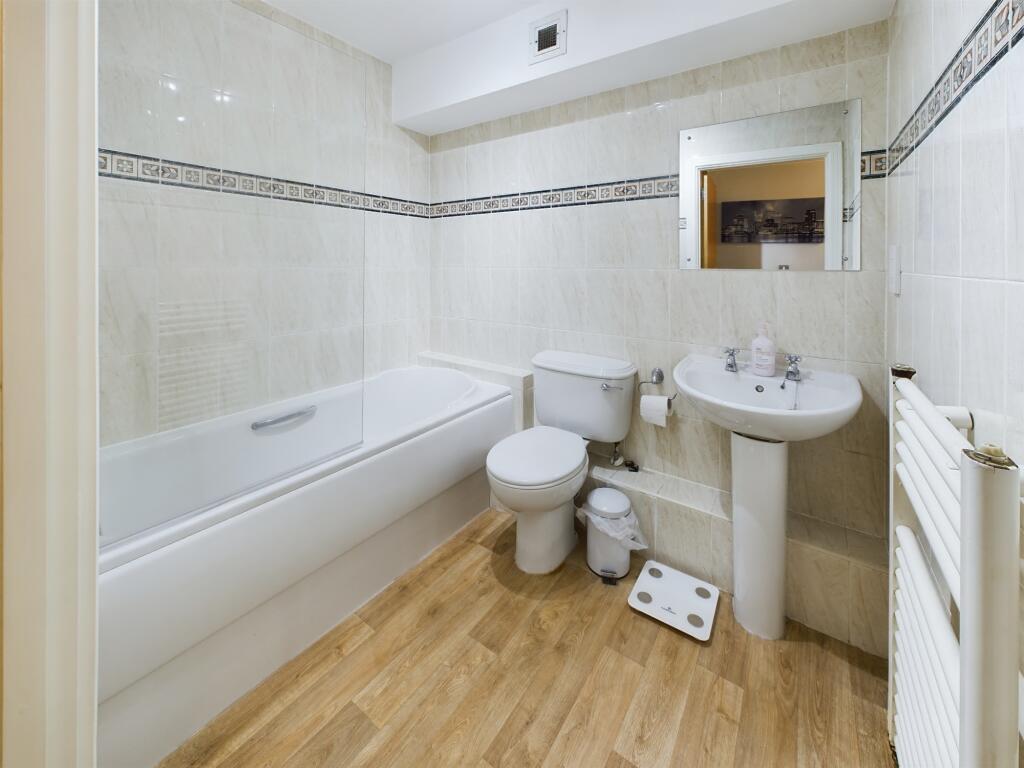 CAM03860G0-PR0106-STILL005