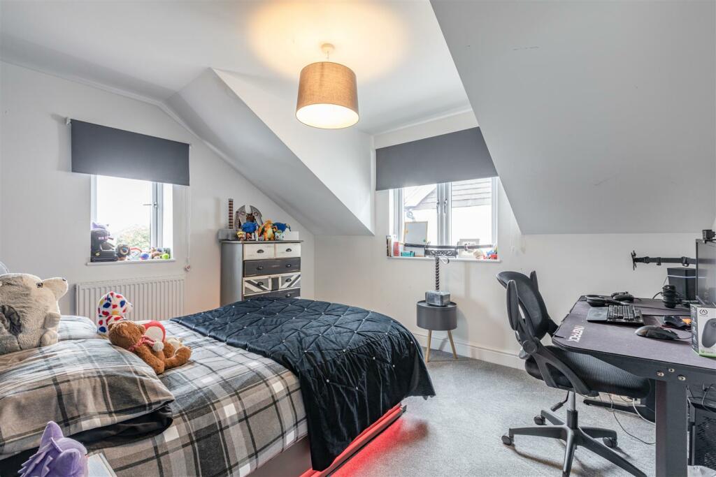 21 Linden Close, New Haw, KT15 3HG - 3.jpg