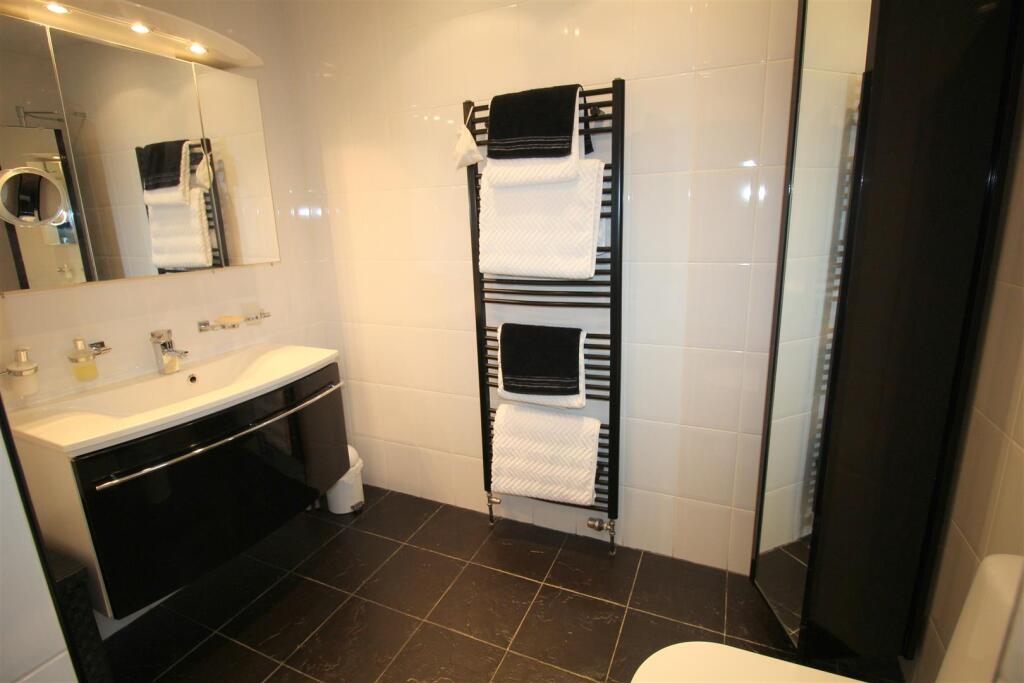 Westwood Mews, 2, en suite.JPG