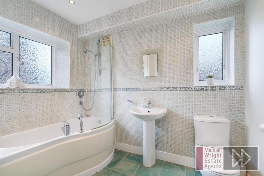 LARGE FAMILY BATHROOM: