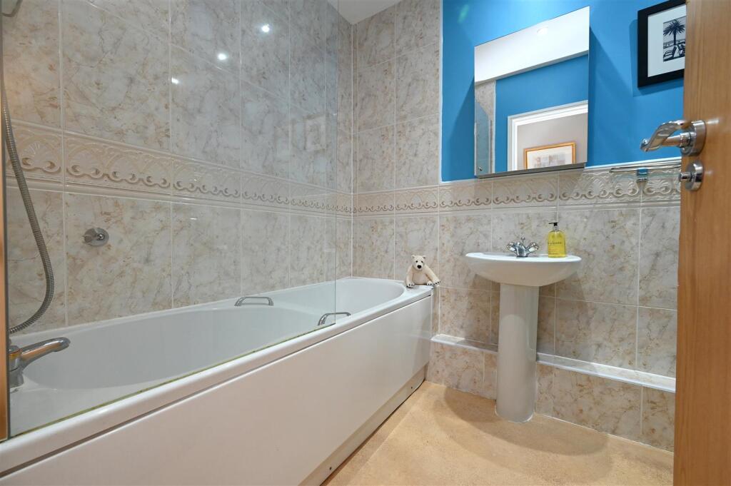 ensuite1.JPG