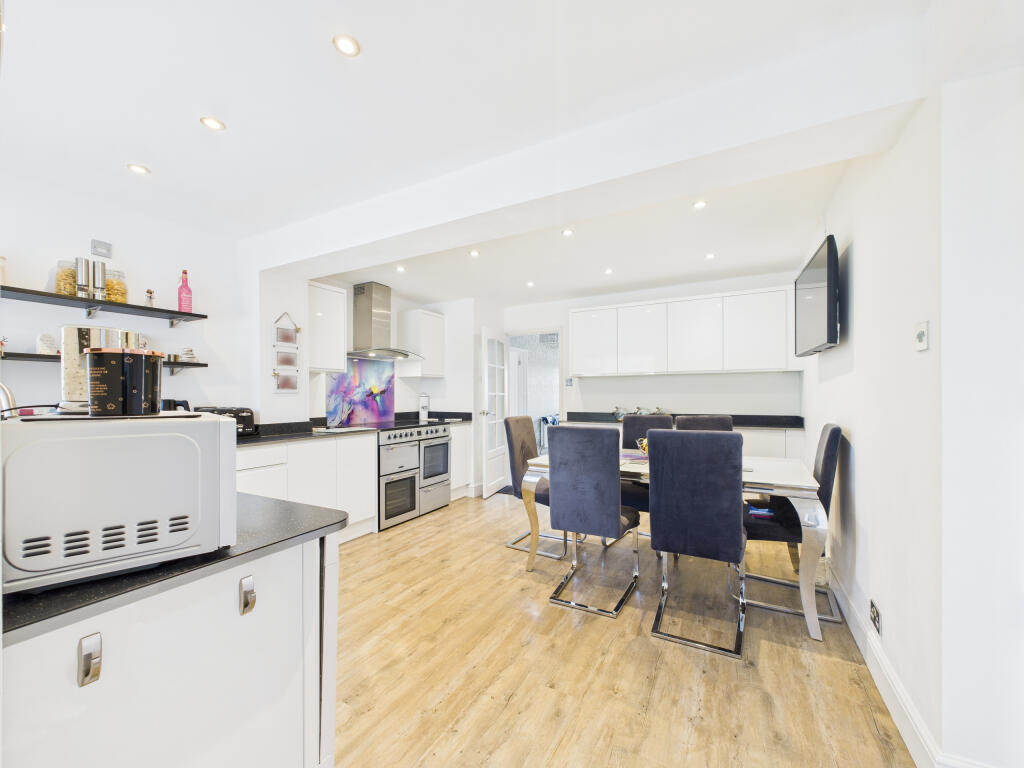 CAM02909G0-PR0434-STILL003