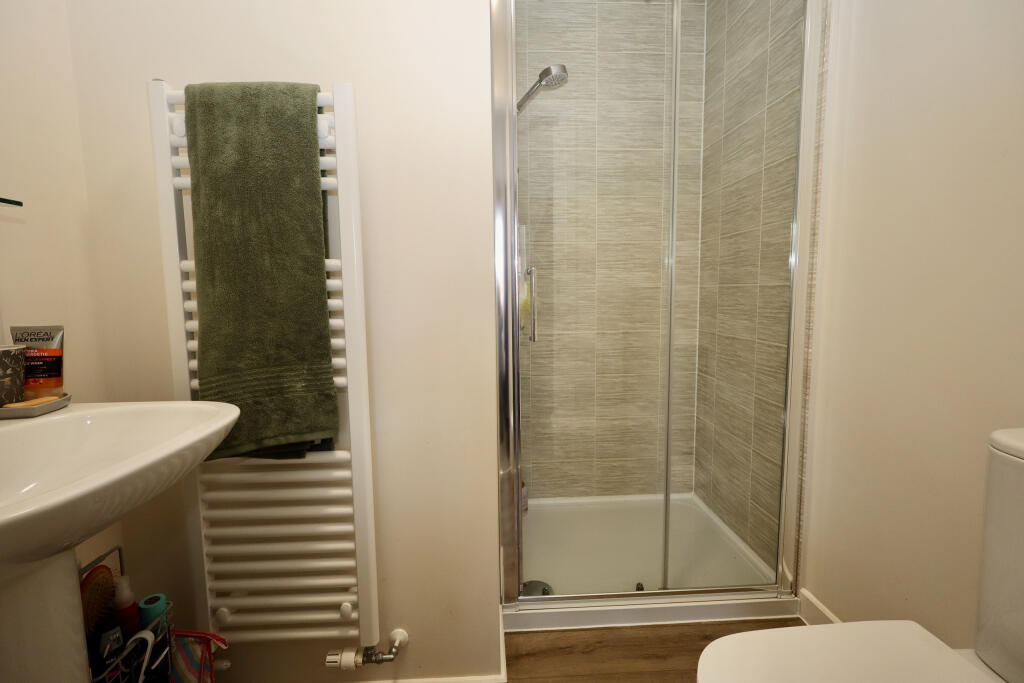 En suite to bedroom 1