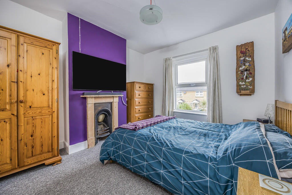 33 Gladstone Road...