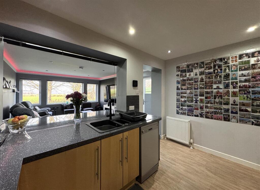 KITCHEN 3.JPG