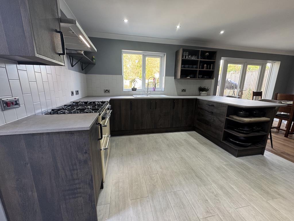 4 - Kitchen.jpg