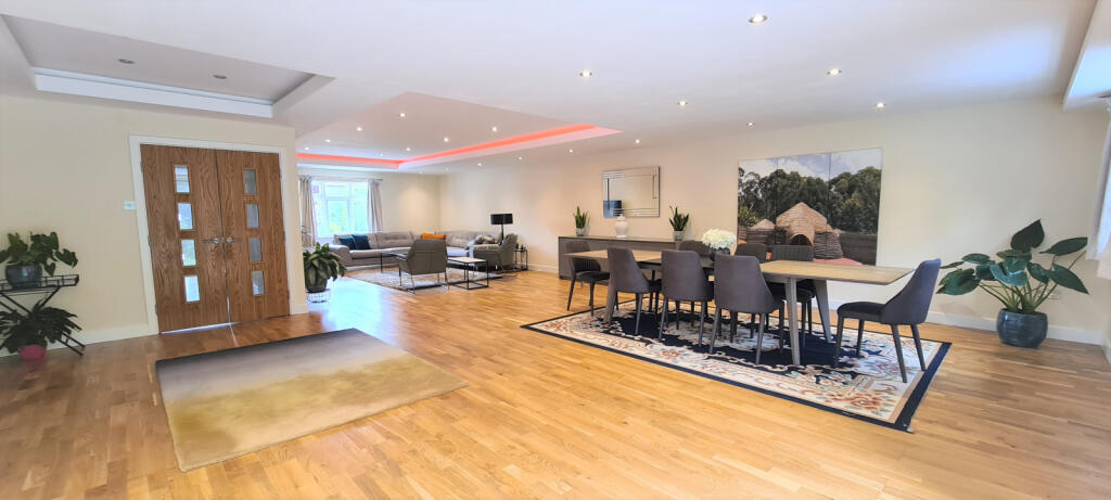 LOUNGE - DINING AREA