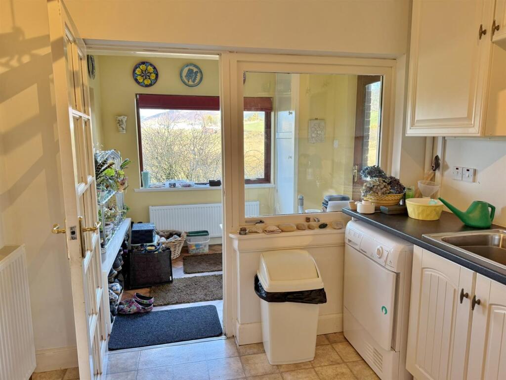 Utility room to rear entrance