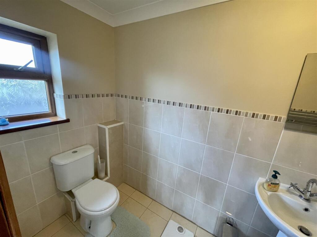 Front bedroom ensuite 2.jpeg