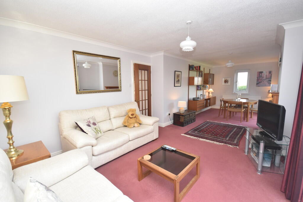 Lounge/Dining Roo...