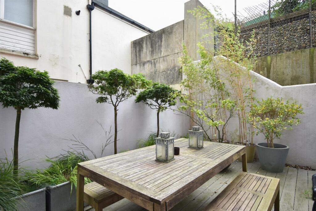 Courtyard garden