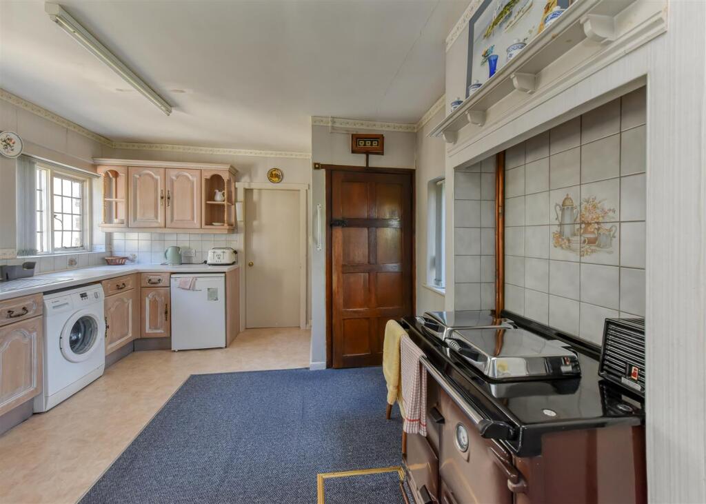 40 Castlecroft Gardens-kitchen2.jpg