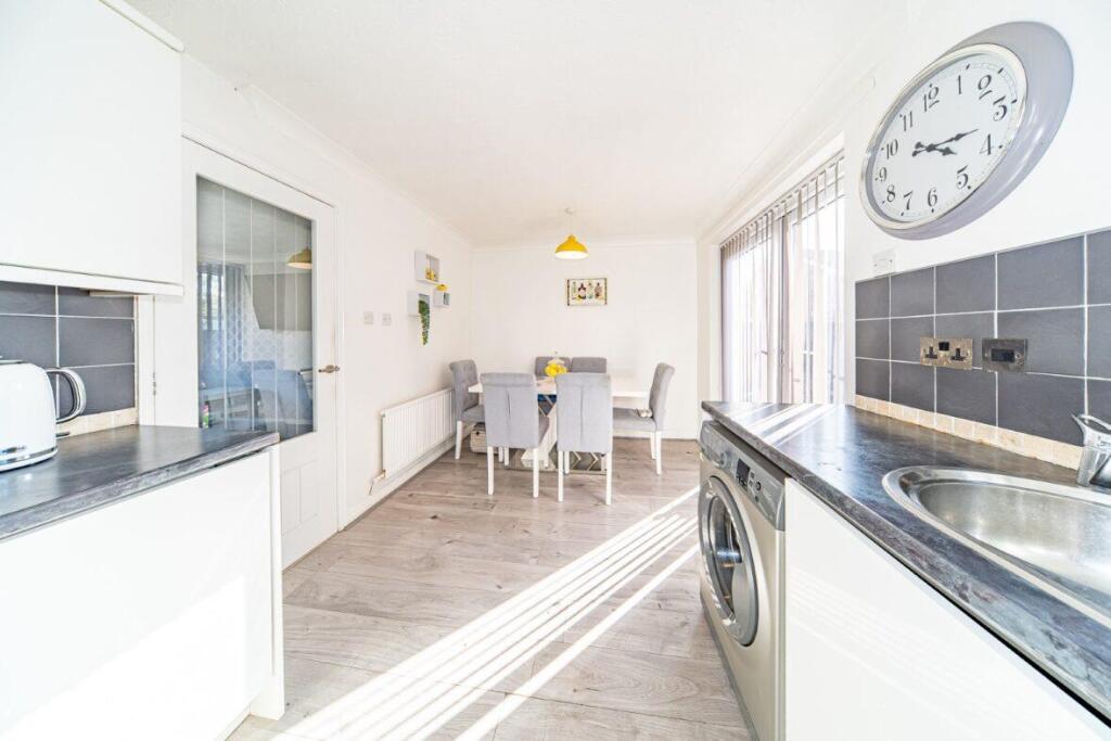 3 Deanwood close dining kitchen.jpg