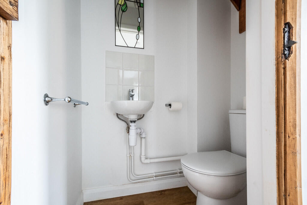 6 Woodcote Court ...