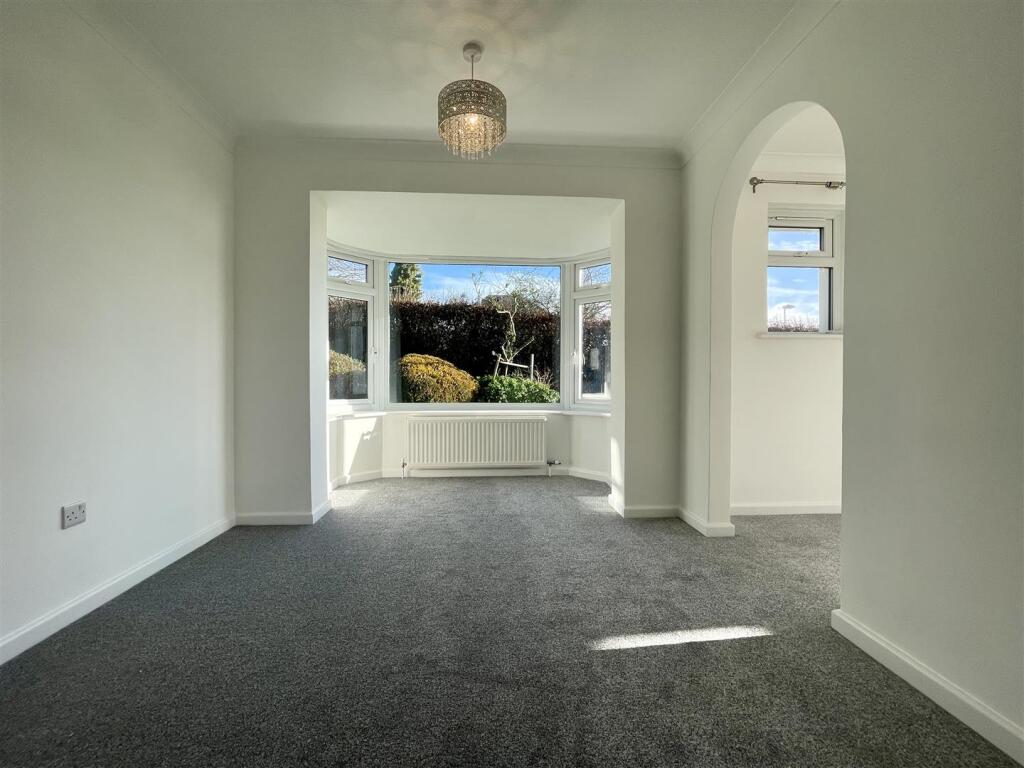 SEPARATE DINING ROOM OR STUDY / HOME OFFICE