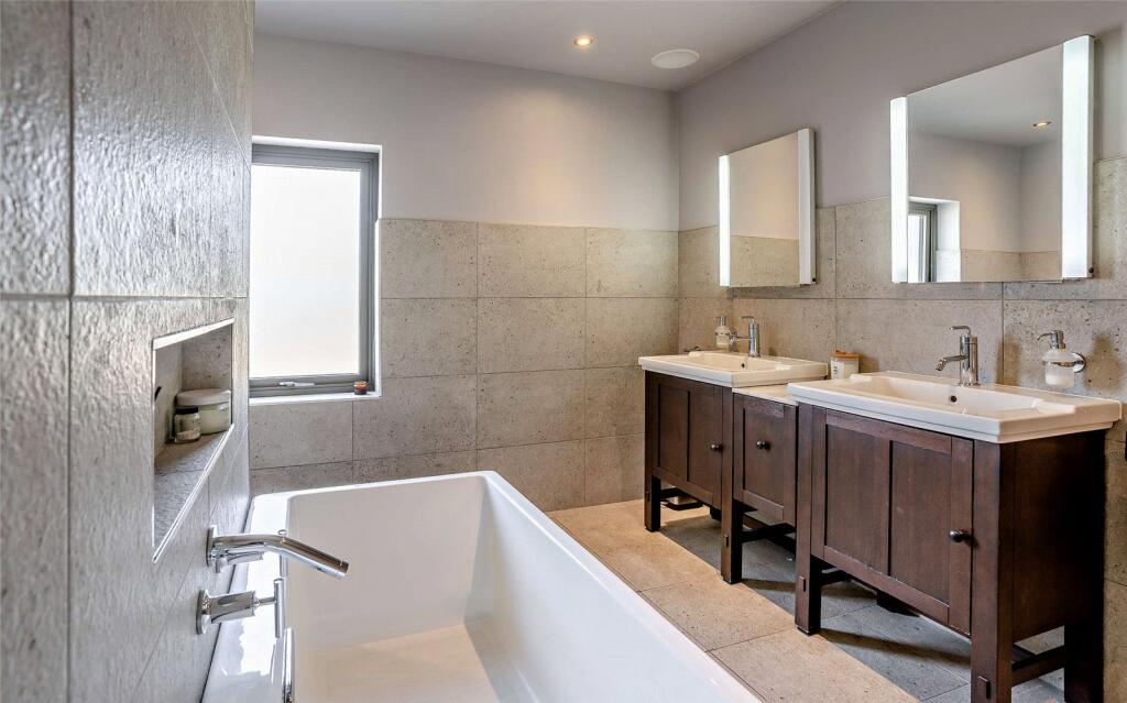 En Suite Bath Shower