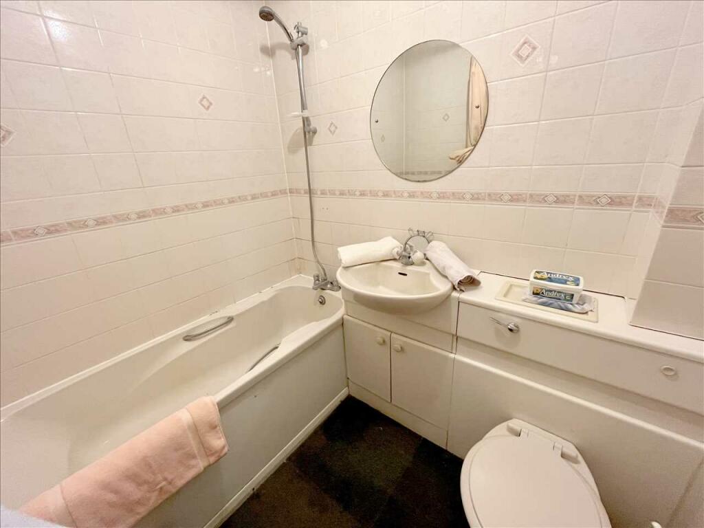 BATHROOM/WC