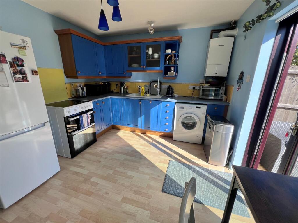 Kitchen 2.jpg