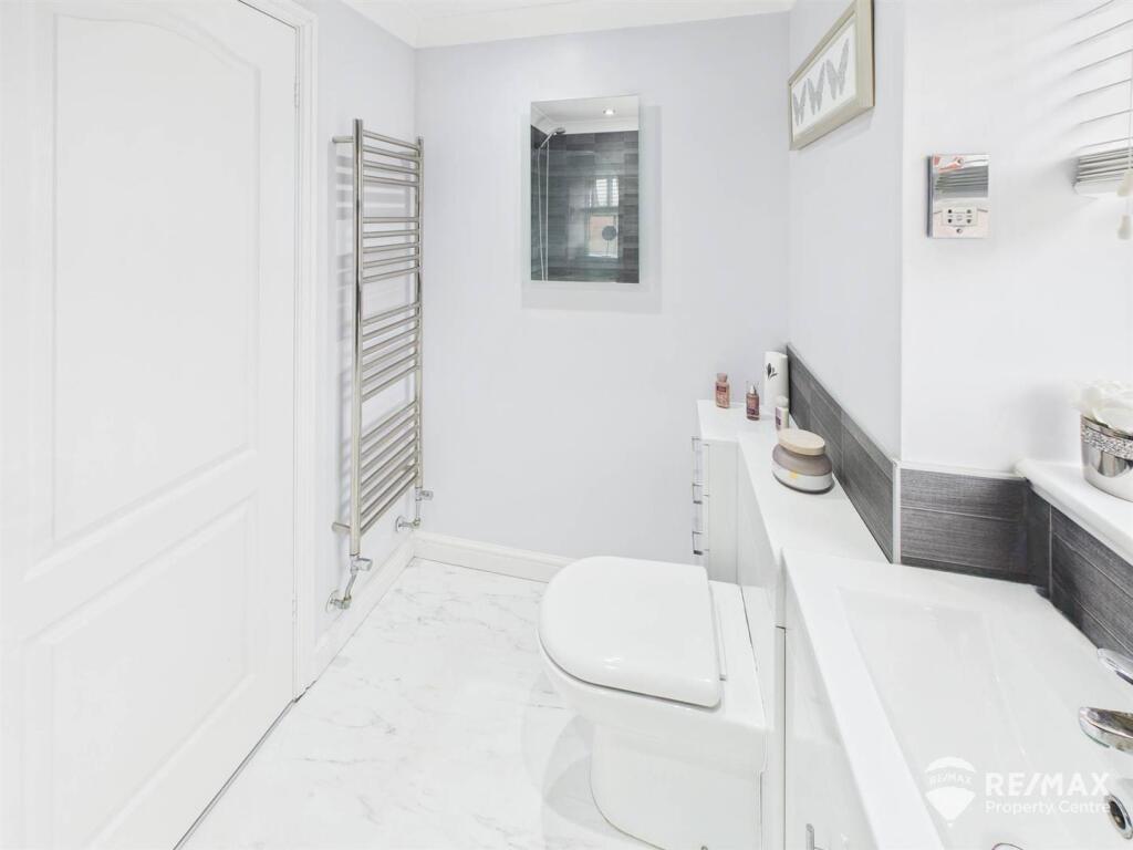 Bathroom (2).jpg