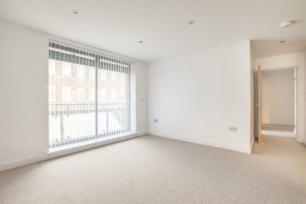 16 Bankside, Corporation Street, HP13 6TA-4.jpg