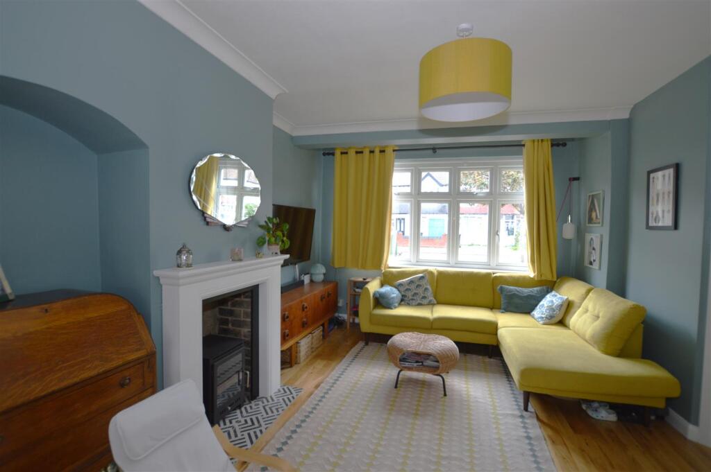 81 Wills Crescent lounge.JPG