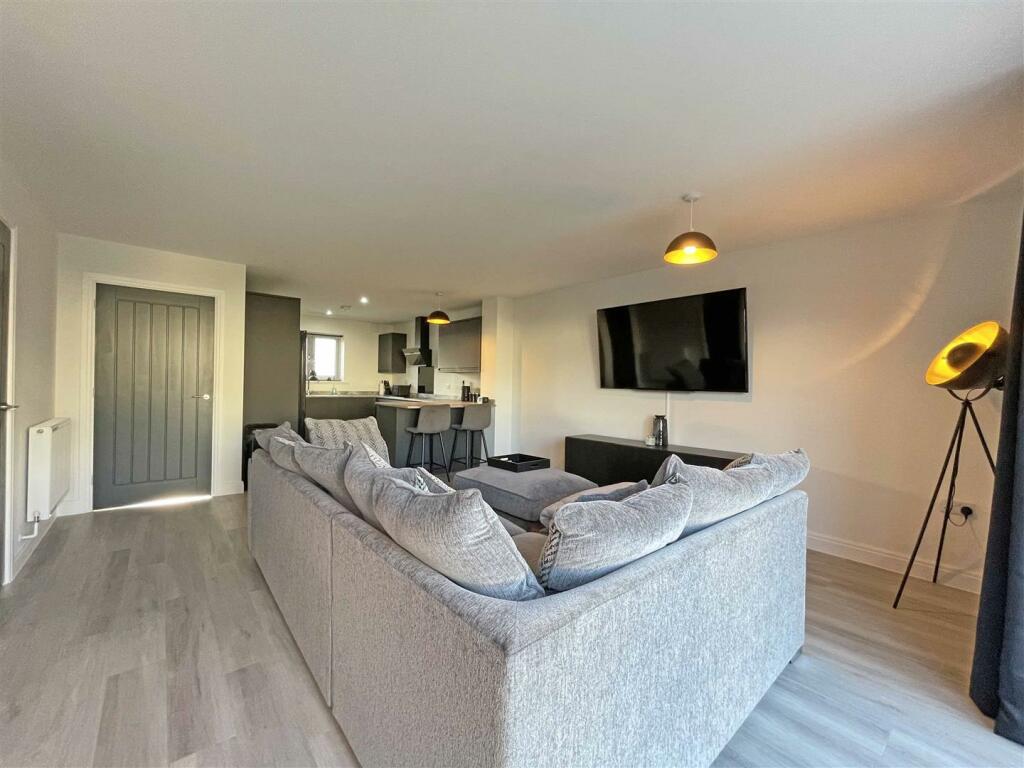 Lilford Gardens 20a - Living Room.jpg