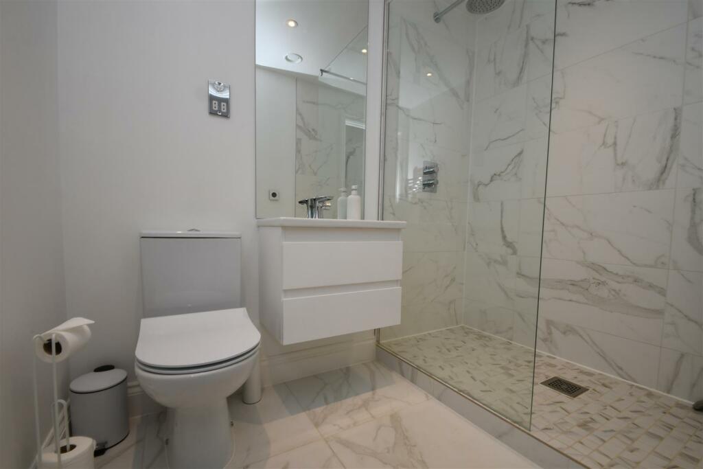 ensuite.JPG