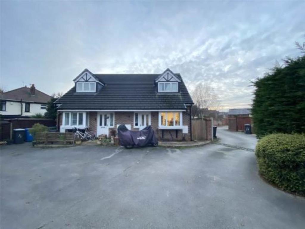 Warwick Court pictur